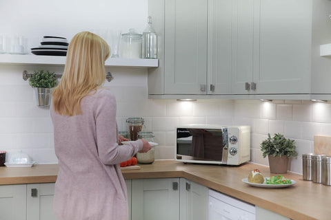 17L 700W Cream Solo Microwave with 5 Power Levels, Timer & Defrost
