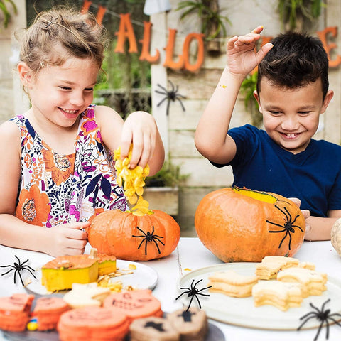100 Pieces Halloween Spooky Black Plastic Spiders – Realistic Fake Spider Decorations for Halloween Parties, Pranks, Haunted Houses & Spooky Events
