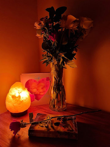 USB-rechargeable Himalayan salt lamp with wooden base.

