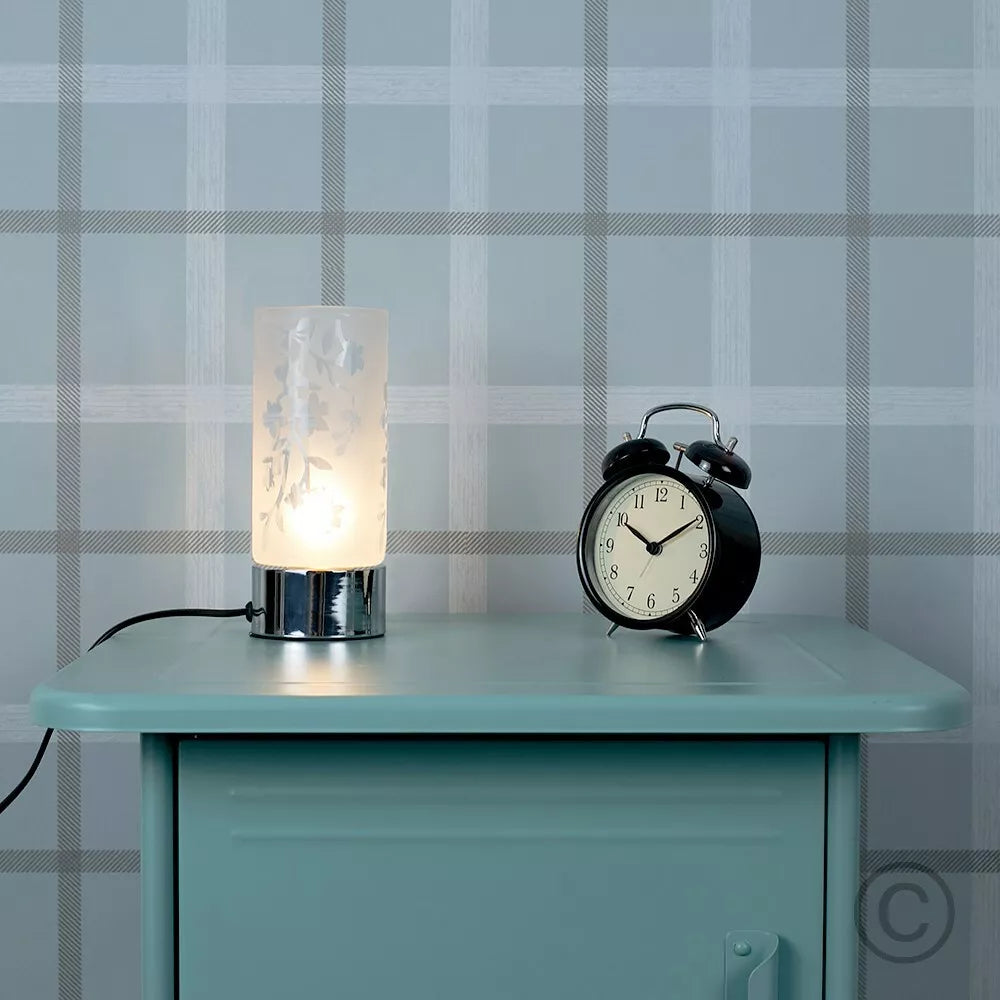 Close-up of the lamp's floral-patterned glass shade.​

