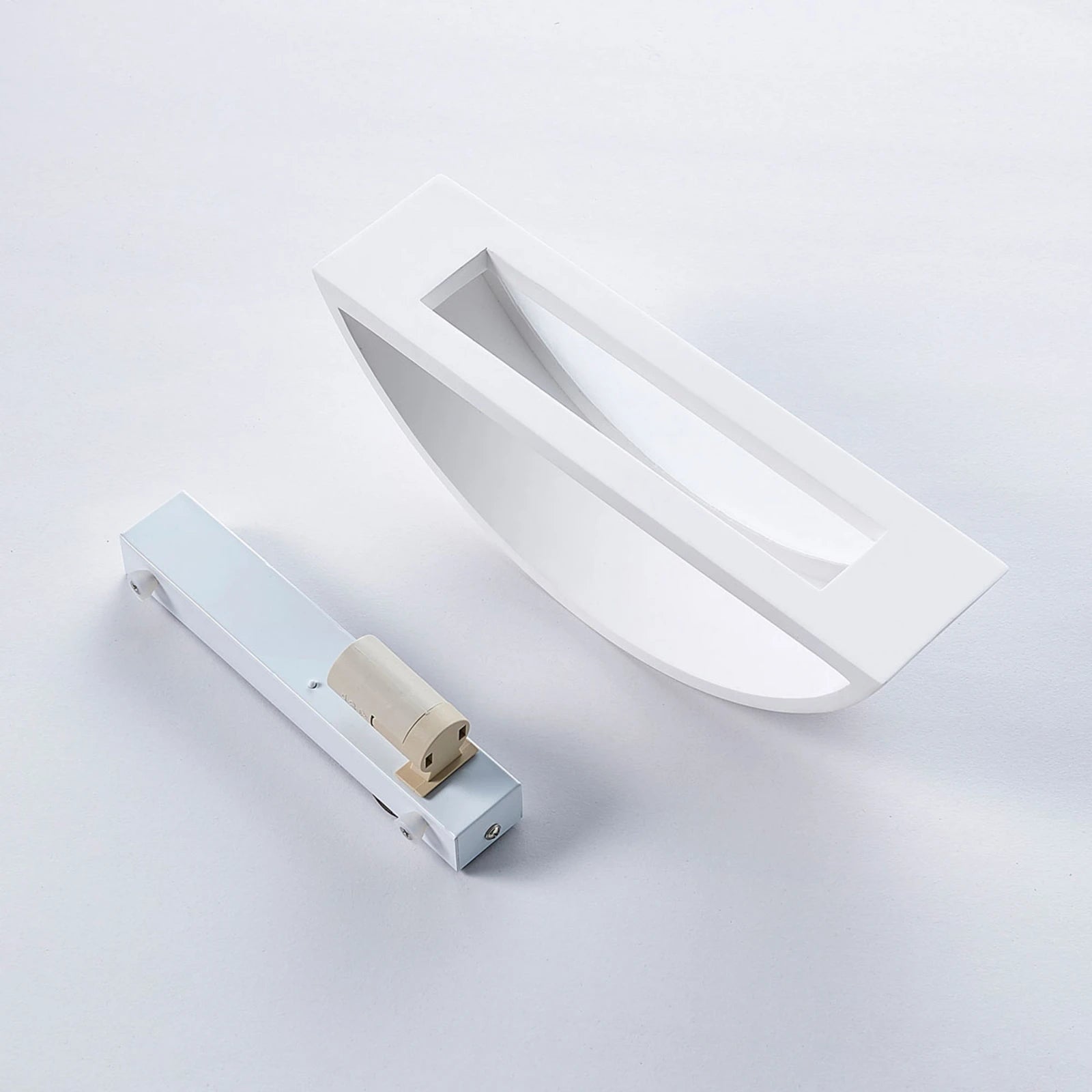 LightHub-style plaster sconce with bulb

