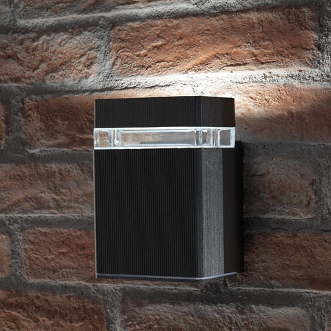 Waterproof outdoor wall light suitable for wet areas

