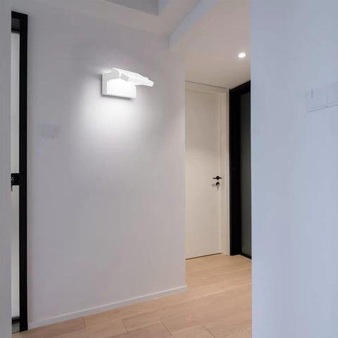 White aluminium wall lamp

